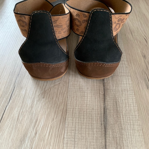 Crocs Anna Ankle Strap Leopard Print Sandals - Picture 4 of 6